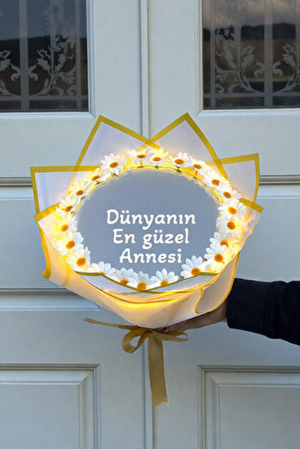Anneler Günü Özel “Dünyanın En Güzel Annesi” Yazılı Aynalı Papatya Buketi – Premium Hediye